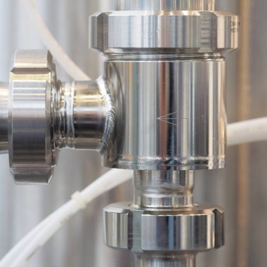 Endüstriyel paslanmaz çelik boru tesisatı.