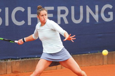Nürnberg, Almanya - 22 Mayıs 2019: İspanyol oyuncu Sara Sorribes Tormo Euro 250.000 Wta Versicherungscup Turnuvası 2. tur maçında Sırp tenisçi Nina Stojanovic ile karşılaştı
