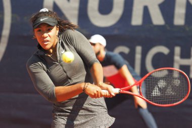 Nürnberg, Almanya - 18 Mayıs 2019: Mira Antonitsch ile oynanan Euro 250.000 Wta Versicherungscup Turnuvası ilk tur maçında Avustralyalı tenisçi Destanee Aiava'nın yetiştirilmesi