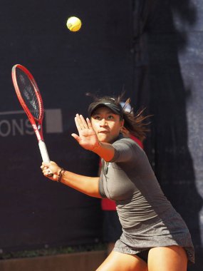 Nürnberg, Almanya - 18 Mayıs 2019: Mira Antonitsch ile oynanan Euro 250.000 Wta Versicherungscup Turnuvası ilk tur maçında Avustralyalı tenisçi Destanee Aiava'nın yetiştirilmesi