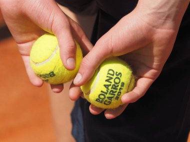 Paris, Fransa - 26 Mayıs 2019: Birkaç Roland Garros 2019 Tenis topunu arkasında tutan top çocuğu