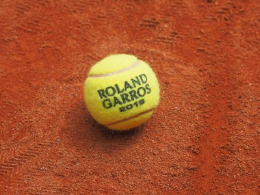 Paris, Fransa - 26 Mayıs 2019: Tek Roland Garros Grand Slam Tenis topu toprak kort yüzeyinde