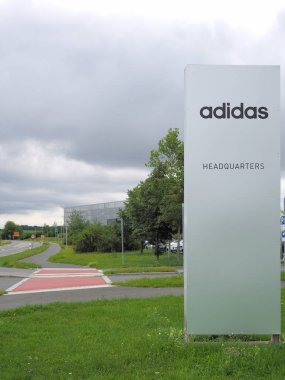 Herzogenaurach, Almanya - 19 Ağustos 2019: Herzogenaurach köyünde küresel spor markası Adidas'ın genel merkezi