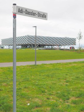 Herzogenaurach, Almanya - 19 Ağustos 2019: Arena adlı sokak tabelası ve binası, 2019'un yeni küresel spor markası Adidas'ın Herzogenaurach köyündegenel merkeziaçıldı