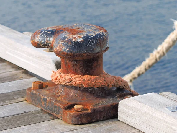 Verweerde Aanmeren Bolder Met Schepen Touw — Stockfoto