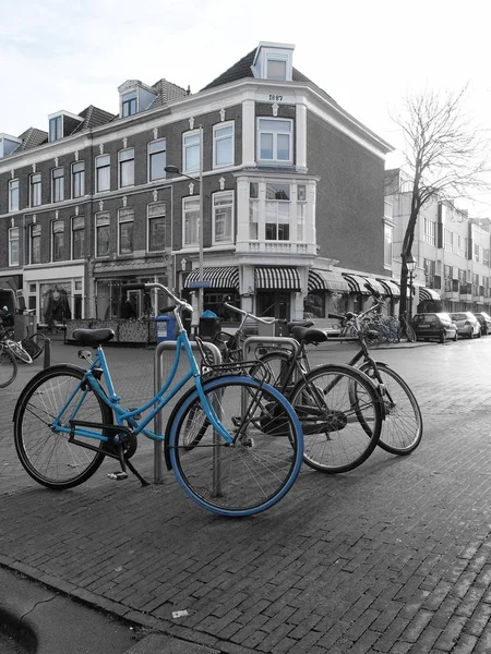 네덜란드 헤이그 2019년 28일 헤이그 지역에 파란색 자전거 스톡 이미지