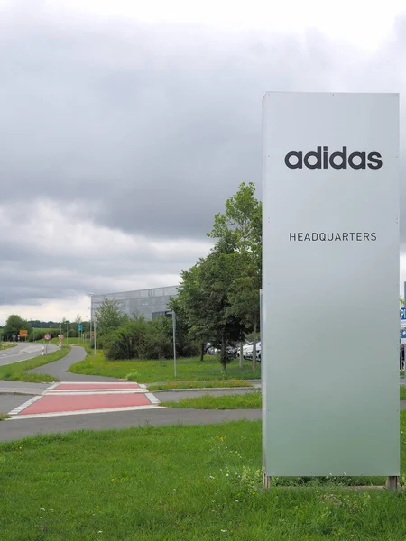 Herzogenaurach Alemania Agosto 2019 Signo Sede Marca Deportiva Global Adidas Imagen De Stock