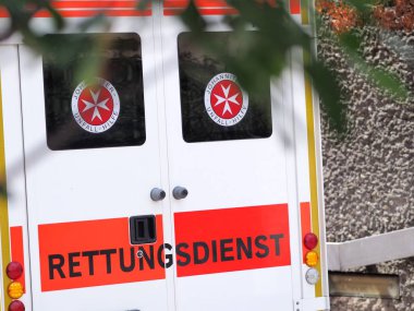Nürnberg, Almanya - 14 Ağustos 2019: Bir Alman ambulans ının arkasına ambulans yazısı