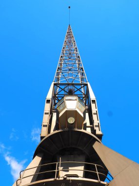 Hamburg, Almanya'daki eski limanda tarihi gemi boşaltma vinç