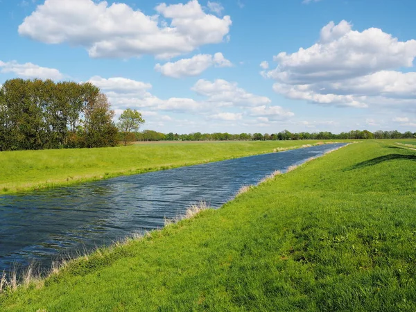 Hamburg'un doğusunda dere ve tarım alanı, Almanya