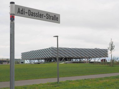 Herzogenaurach, Almanya - 19 Ağustos 2019: Arena adlı sokak tabelası ve binası, 2019'un yeni küresel spor markası Adidas'ın Herzogenaurach köyündegenel merkeziaçıldı
