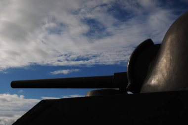  M-4 Sherman tank tareti ve silahı Westkapelle, Zeeland, Hollanda yakınlarındaki mavi gökyüzüne doğrultuyor.