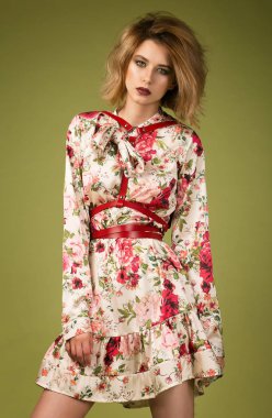 Bir kız, bir model ile bir stüdyo güzel elbise ve bir bel. Stil, moda, güzellik, stüdyo.