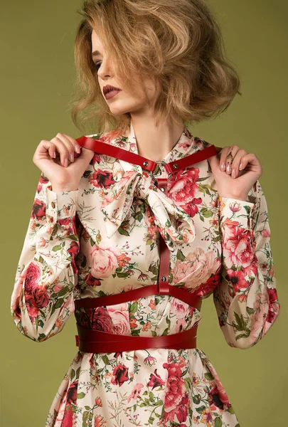 Uma Menina Uma Modelo Com Estúdio Vestido Bonito Uma Cintura — Fotografia de Stock