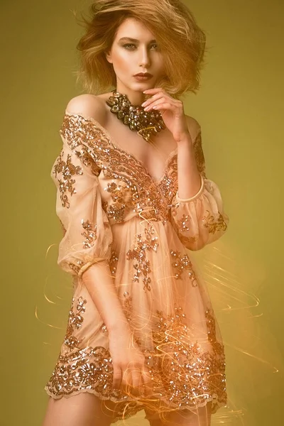 Menina Modelo Vestido Bonito Com Destaques Luz — Fotografia de Stock