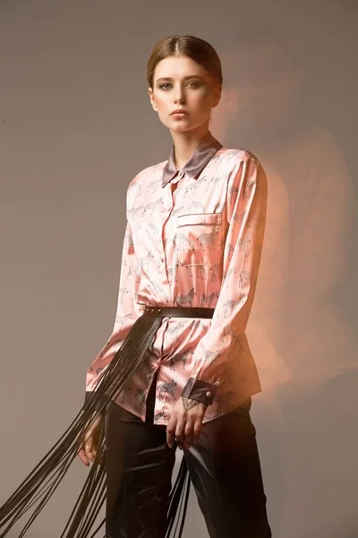 Menina Modelo Vestido Bonito Com Destaques Luz — Fotografia de Stock