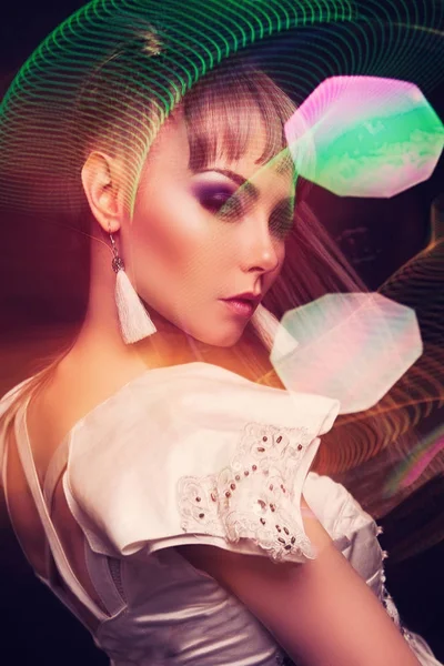 Kız, sabun köpüğü ile parlayan bir stüdyoda bir model. Güzellik,