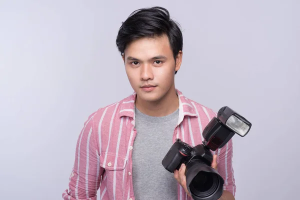 Jovem Fotógrafo Asiático Segurando Câmera Digital Trabalhando Estúdio — Fotografia de Stock