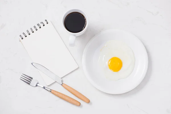 Draufsicht Auf Weiße Schale Mit Blankem Notizblock Spiegelei Und Kaffeetasse — Stockfoto