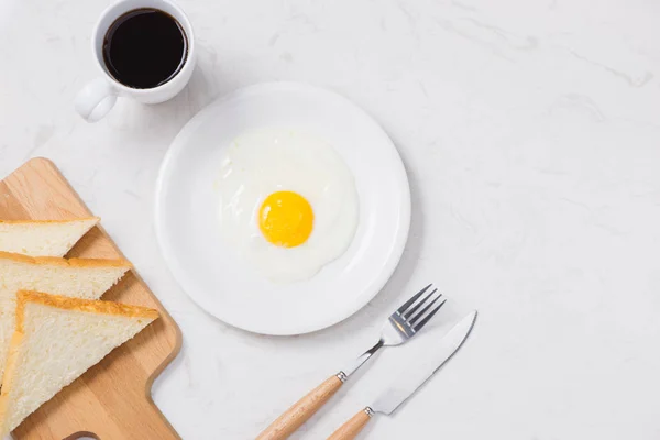 Κάτοψη Του Άσπρο Πιάτο Τηγανητό Αυγό Λευκό Φόντο — Φωτογραφία Αρχείου