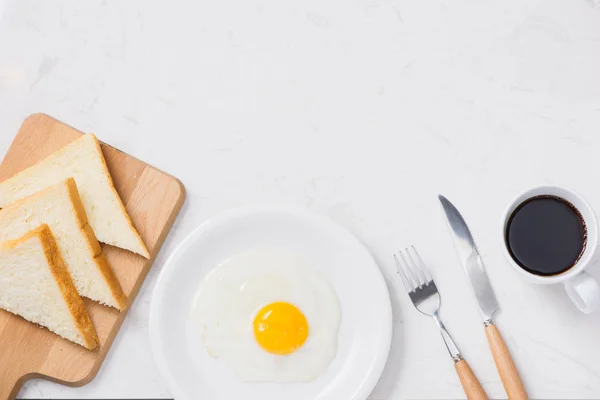 Fried Eggs Toasts Coffee Table — Stock Photo, Image