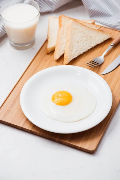 Fried Eggs Toasts Milk Table — Stock Photo, Image
