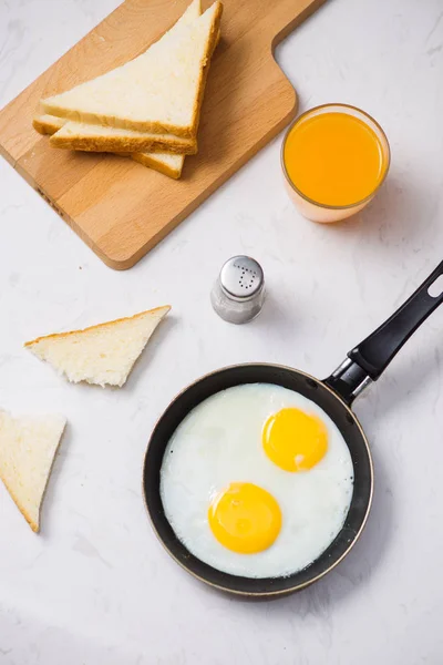 Eating Process Fried Eggs Frying Pan Toast Orange Juice Breakfast — Stock Photo, Image