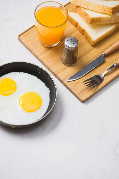 Eating Process Fried Eggs Frying Pan Toast Orange Juice Breakfast — Stock Photo, Image