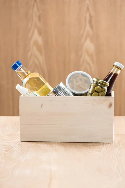 Caja Donación Con Alimentos Sobre Fondo Madera — Foto de Stock