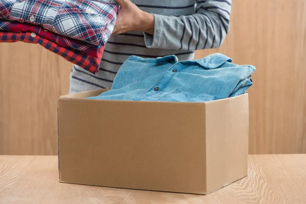 Giyim erkek elinde fakirlerle için bağış kutusu