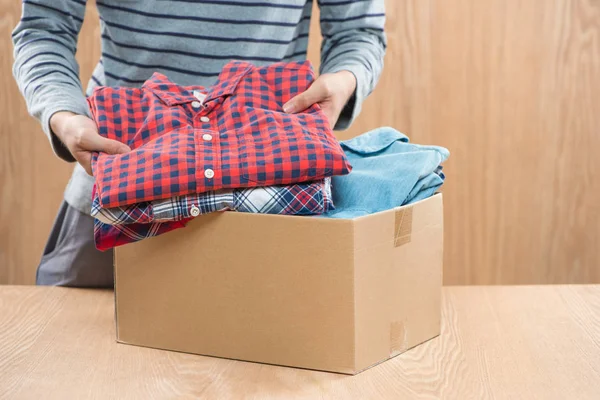 Caixa Doação Para Pobres Com Roupas Mãos Masculinas — Fotografia de Stock