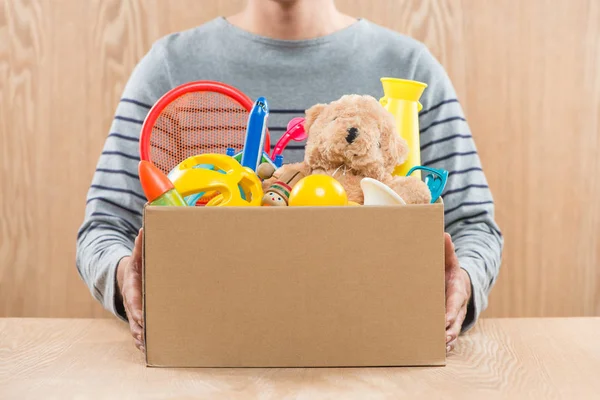 Masculino Voluntário Segurando Caixa Doação Com Brinquedos Antigos Colheita — Fotografia de Stock