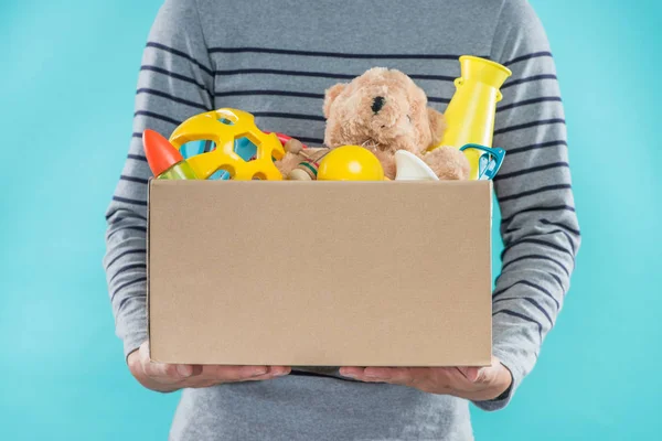 Masculino Voluntário Segurando Caixa Doação Com Brinquedos Antigos Colheita — Fotografia de Stock