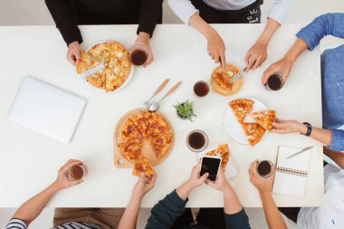 Öğle Yemeği ve insanlar kavramı. Ofiste pizza yemek mutlu iş takım