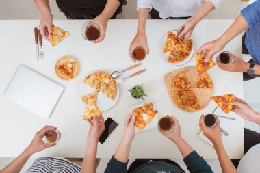 Öğle Yemeği ve insanlar kavramı. Ofiste pizza yemek mutlu iş takım