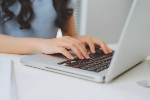 Młoda Azjatka Interesu Działa Komputerze Zbliżenie Kobiece Dłonie Pisania Laptopa — Zdjęcie stockowe