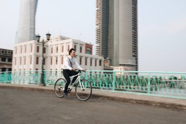 Aktif işadamıdır binicilik bisiklet iş giderken profil görünümü