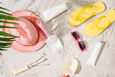 Üstten görünüm gözlük ve yaz aksesuarları ile kumlu Beach. Arka plan kopya alanı ve görünür kum doku ile. Havlu ile yapılan sınır kompozisyon