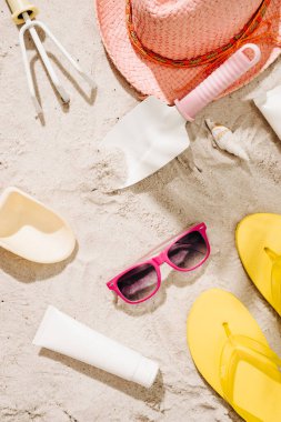 Üstten görünüm gözlük ve yaz aksesuarları ile kumlu Beach. Arka plan kopya alanı ve görünür kum doku ile. Havlu ile yapılan sınır kompozisyon