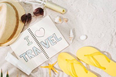 Egzotik tatil (tatil) - şapka, güneş gözlüğü ve sarı flip flop üzerinde gönder. Adam için plaj aksesuarları.