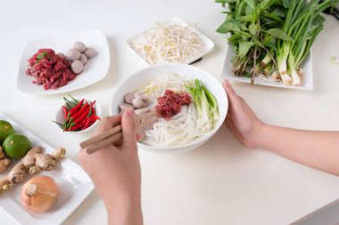 Kadın Şef hazırlamak otlar, et, Pirinç Noodle ile geleneksel Vietnam çorbası Pho bo