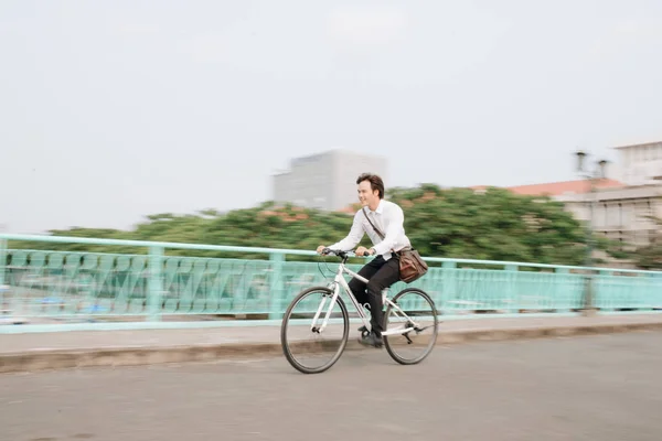 亚洲人骑自行车在城市城市 — 图库照片