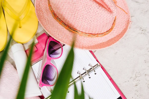 Abbigliamento Estivo Colorato Infradito Asciugamano Cappello Occhiali Sole Libro Sulla — Foto Stock