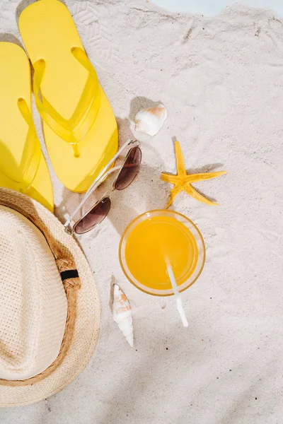 Fundo Verão Acessórios Praia Chinelos Óculos Sol Chapéu Suco Laranja — Fotografia de Stock