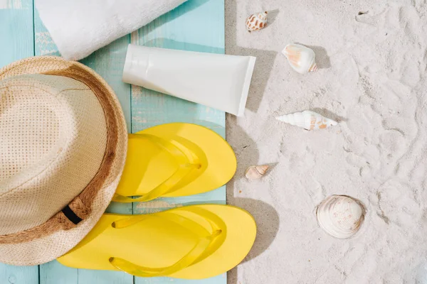 Sfondo Estivo Accessori Spiaggia Infradito Occhiali Sole Cappello Succo Arancia — Foto Stock