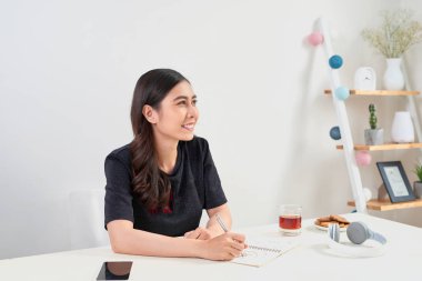 Planlama kavramı çalışma eğitim yazma. Asyalı kadın defter günlüğe yazma.