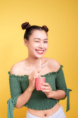 Saman ile içme cola güzel çılgın gülümseyen Asyalı kadın kız kırmızı dudaklar 