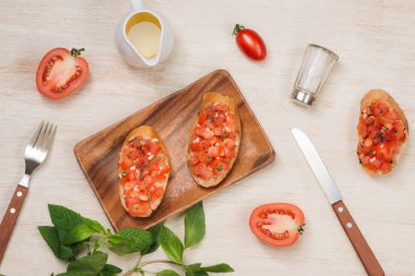 Lezzetli İtalyan bruschetta ekmek Domates ve ahşap tahta üzerinde otlar ile tepesinde ile