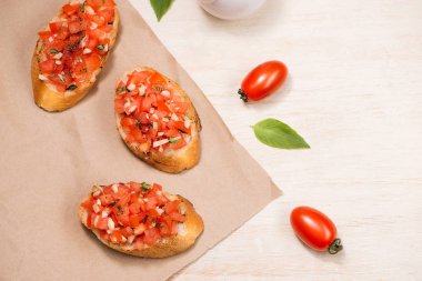 Basit İtalyan iştah açıcı bruschetta ahşap masa üzerinde domates ile
