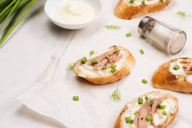 Bruschetta. Sandviç ton balığı salatası ahşap arka plan üzerinde